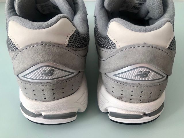 Zapatillas New Balance 2002R con desperfectos