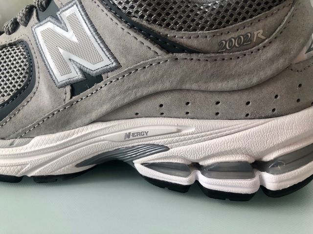 Zapatillas New Balance 2002R con desperfectos