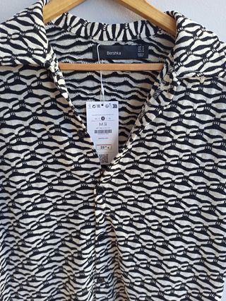 Camisa blanca y negra hombre oversize