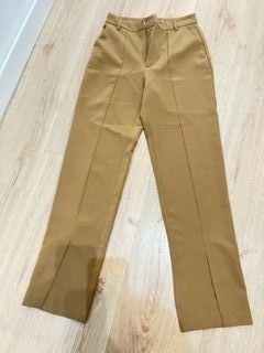 Pantalón pinzas color camel