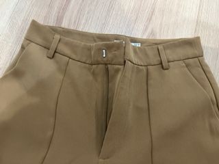 Pantalón pinzas color camel
