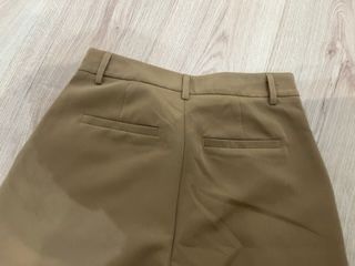 Pantalón pinzas color camel
