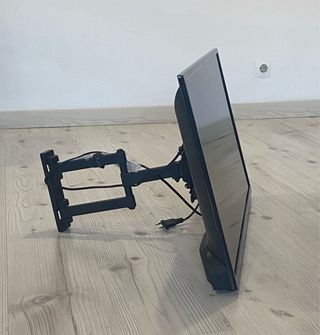 TV  negro  32 pul. y soporte de pared extensible