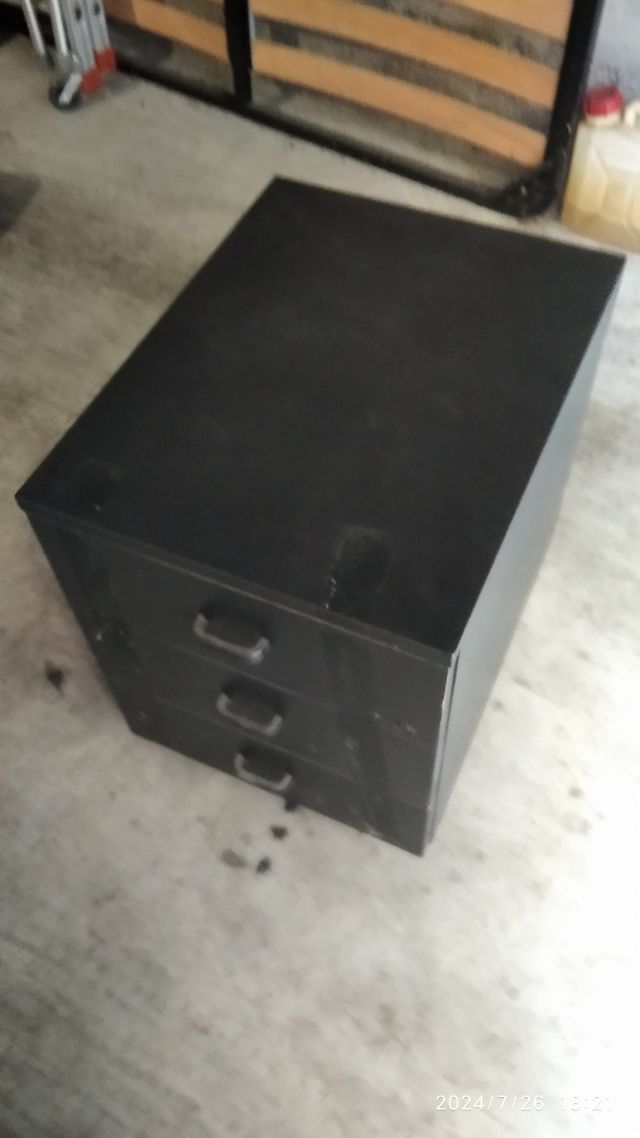 2 cassettiere/ufficio, laccate nero opaco.