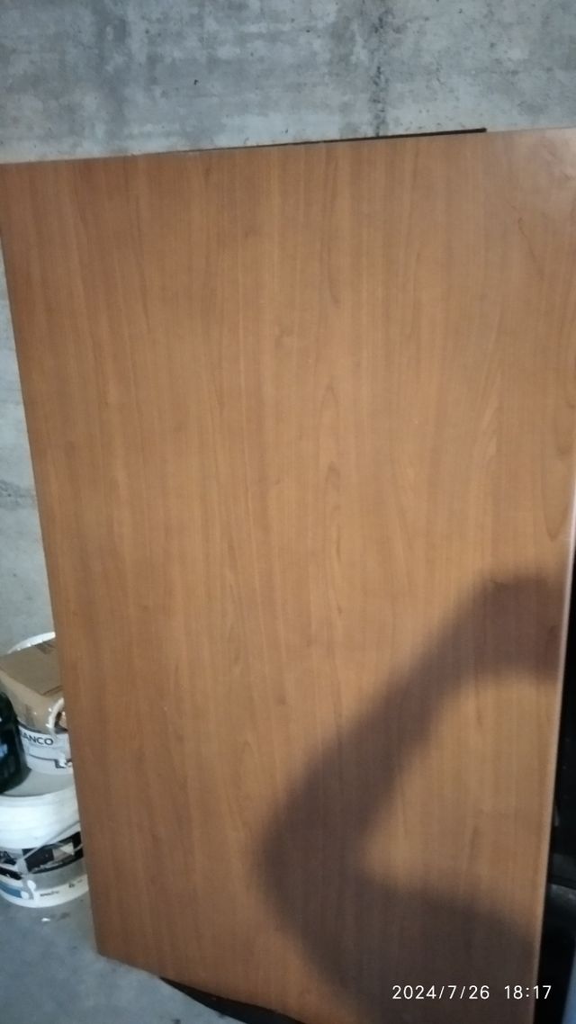 Tavolo k/sala smontato. In legno laminato ciliegio