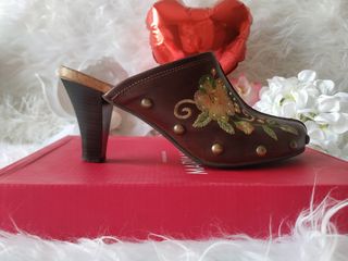 Preciosos zuecos de piel . Nº38