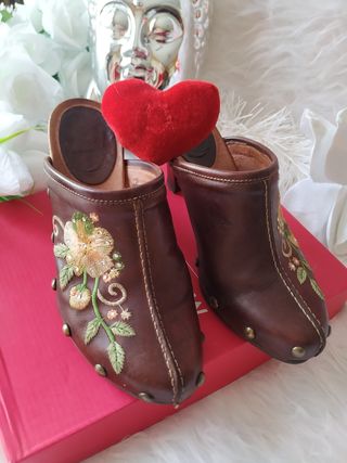 Preciosos zuecos de piel . Nº38