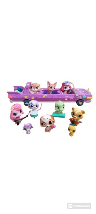 Muñecos y coches de Petshop. 