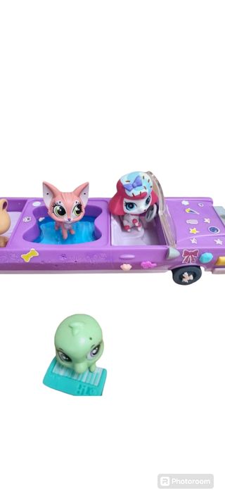 Muñecos y coches de Petshop. 
