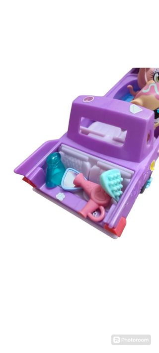 Muñecos y coches de Petshop. 