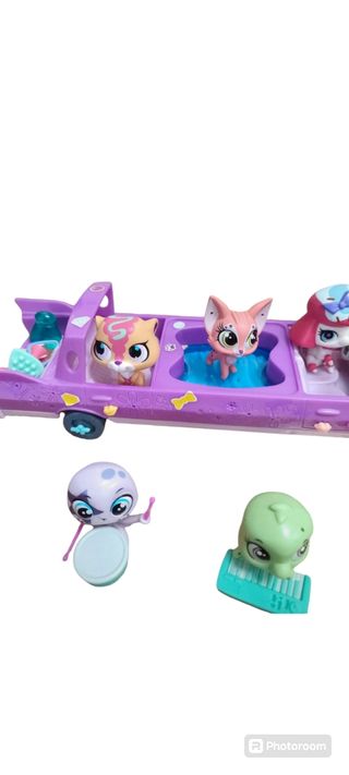 Muñecos y coches de Petshop. 
