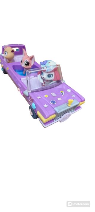 Muñecos y coches de Petshop. 