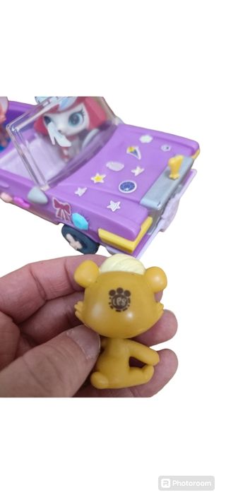 Muñecos y coches de Petshop. 