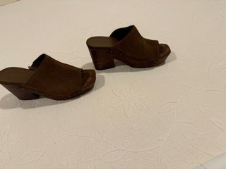 Zuecos ante color coñac