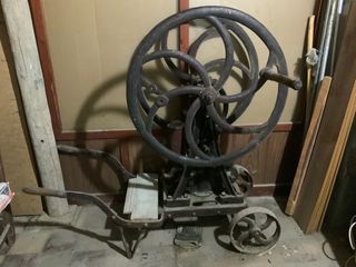 Antigua bomba de trasegar vino