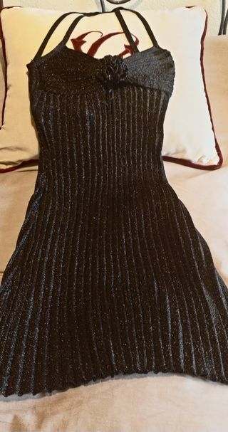 Vestido Escotado negro brillo Mango
