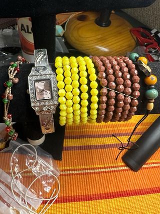 Pulseras y reloj 