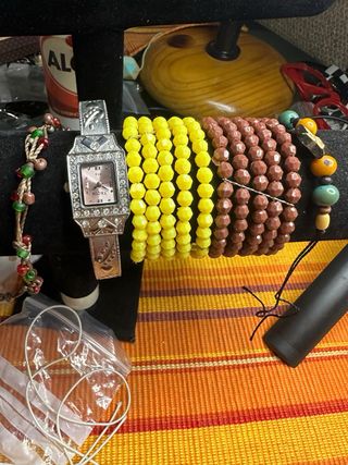 Pulseras y reloj 