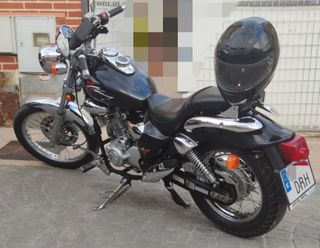 MOTO KYMCO ZING II NEGRA Y CASCO
 