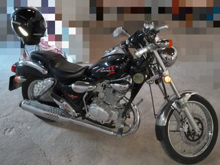MOTO KYMCO ZING II NEGRA Y CASCO
 