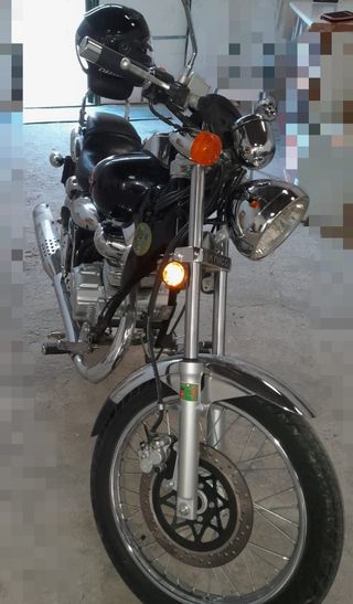 MOTO KYMCO ZING II NEGRA Y CASCO
 