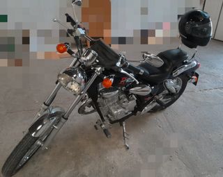 MOTO KYMCO ZING II NEGRA Y CASCO
 