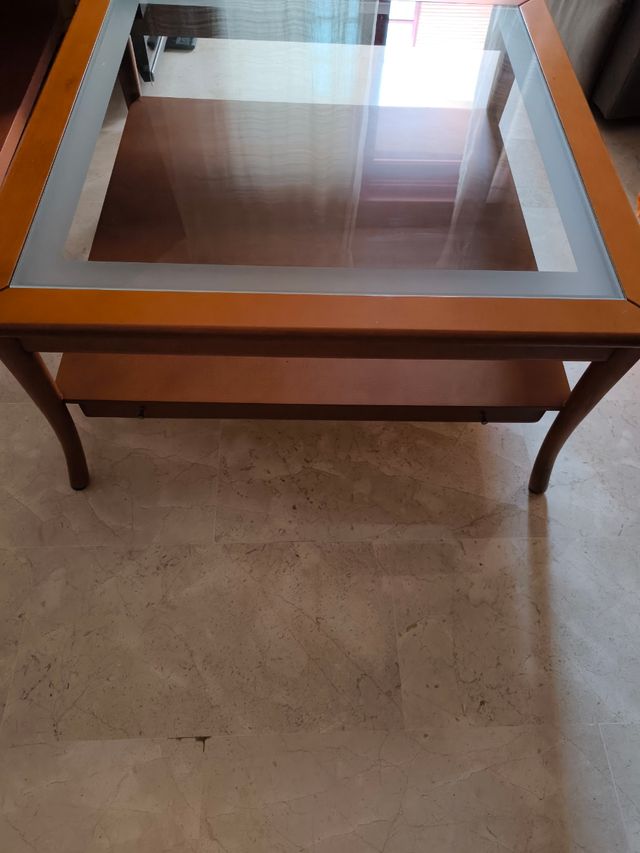 Mesa baja de madera y cristal