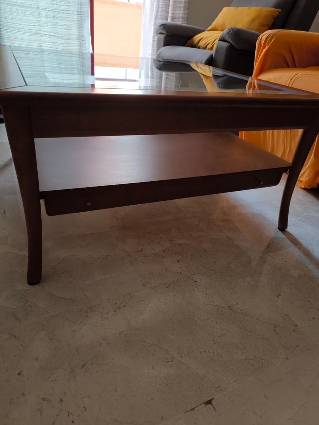 Mesa baja de madera y cristal