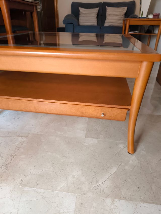Mesa baja de madera y cristal