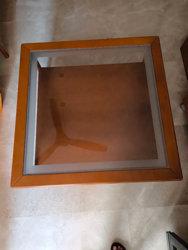 Mesa baja de madera y cristal