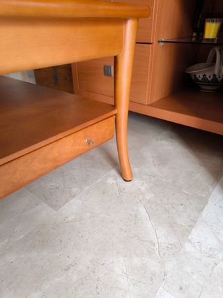 Mesa baja de madera y cristal 