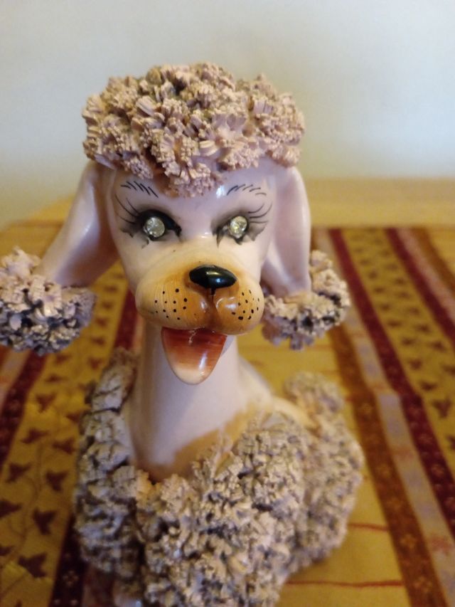 Perrito de cerámica rosa 