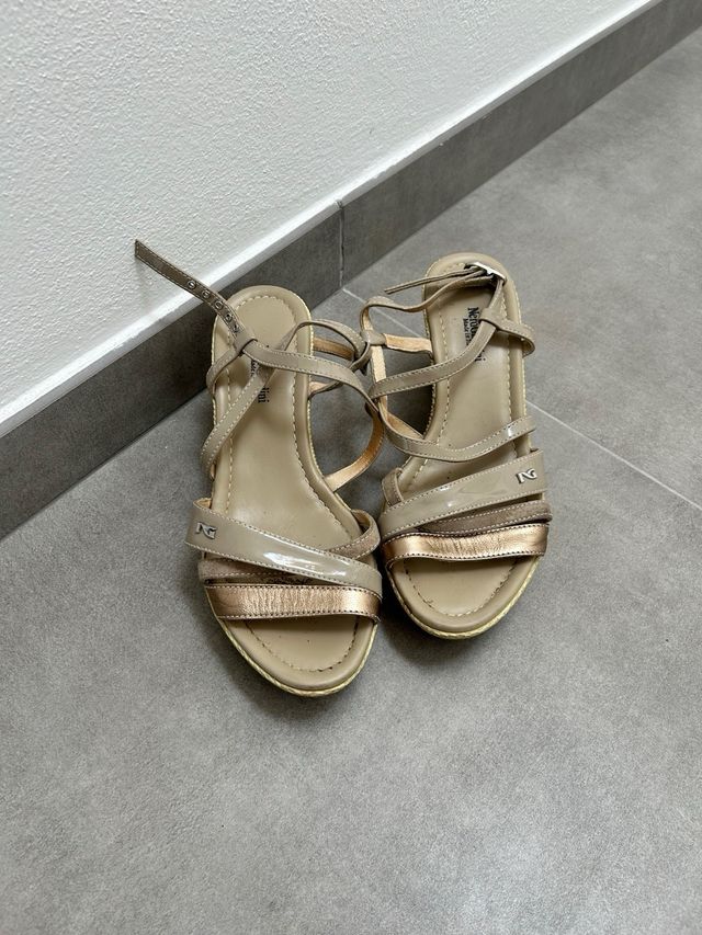 Nero giardini sandali