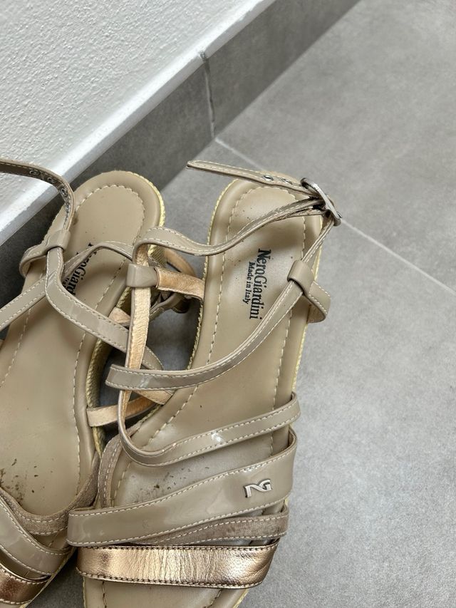 Nero giardini sandali