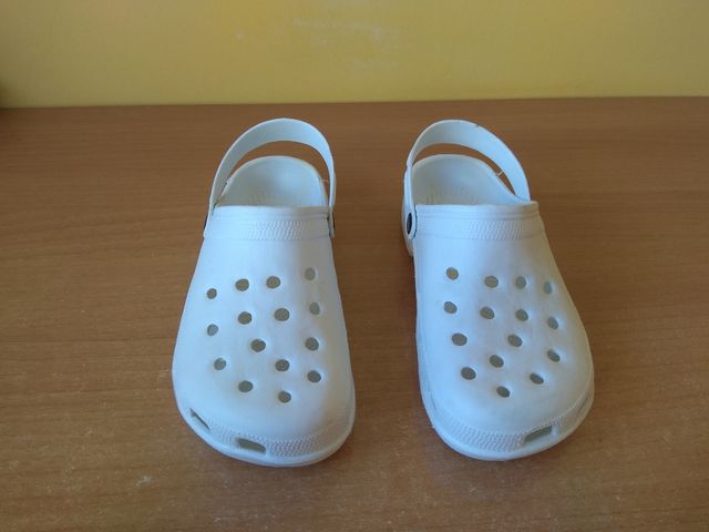 Zuecos sanitarios tipo crocs. Talla 42-43