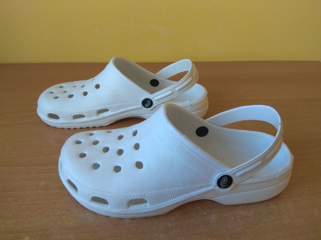 Zuecos sanitarios tipo crocs. Talla 42-43