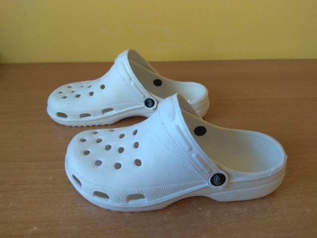 Zuecos sanitarios tipo crocs. Talla 42-43