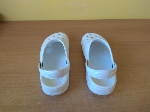 Zuecos sanitarios tipo crocs. Talla 42-43
