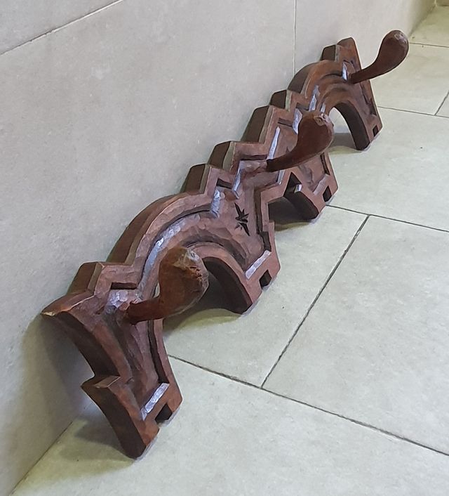 Perchero de pared en madera rústica