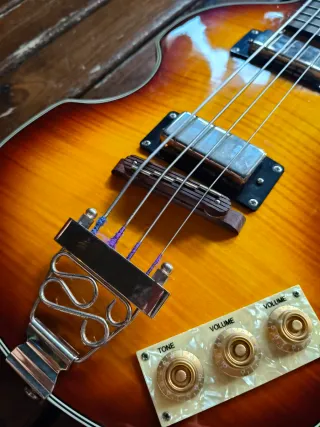 Viola bass con flatwound epiphone bajo eléctrico