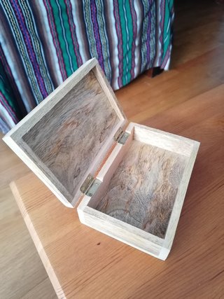 Cajas cartón y madera gatos