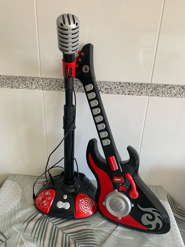 Micrófono y guitarra teclado con efectos sonoros