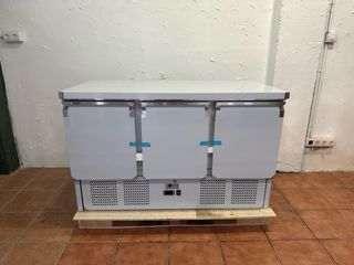 Mesa fria industrial de preparacion 3 puertas 