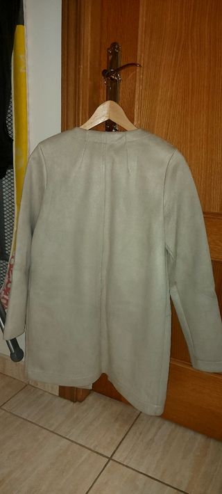 2 Chaquetas: 1 levita y abrigo de paño