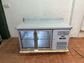 Bajo mostrador expositor de dos puertas 