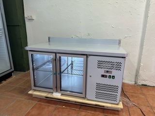 Bajo mostrador expositor de dos puertas 