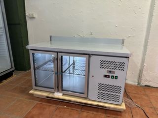 Bajo mostrador expositor de dos puertas 