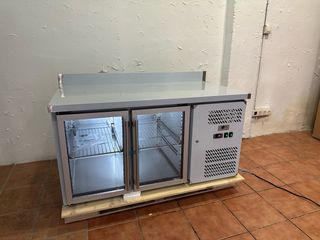 Bajo mostrador expositor de dos puertas 