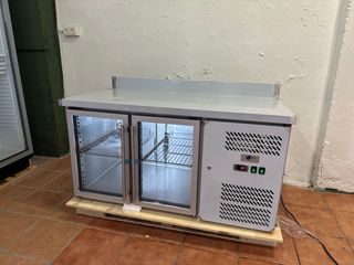 Bajo mostrador expositor de dos puertas 