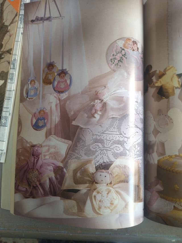 Crea libri con angeli.